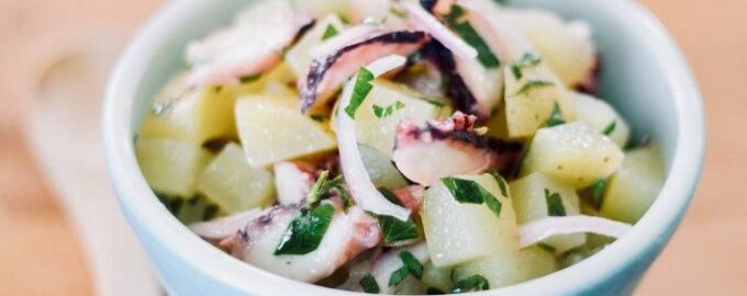 Картофельный салат с осьминогом
