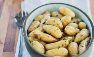 Crispy boiled potatoes with herbs