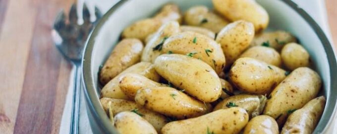 Crispy boiled potatoes with herbs